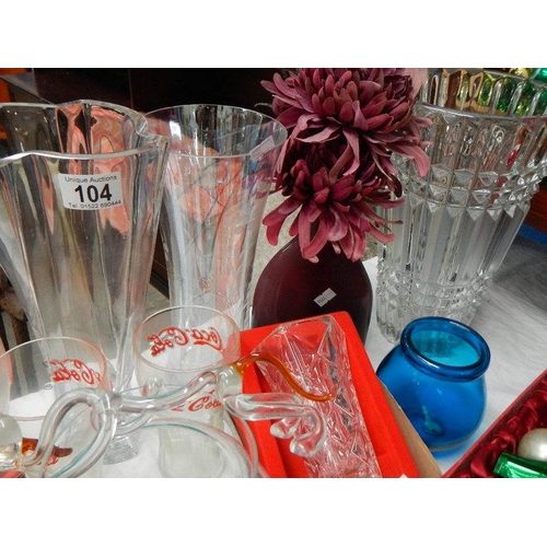 104 - A mixed lot of glass vases.