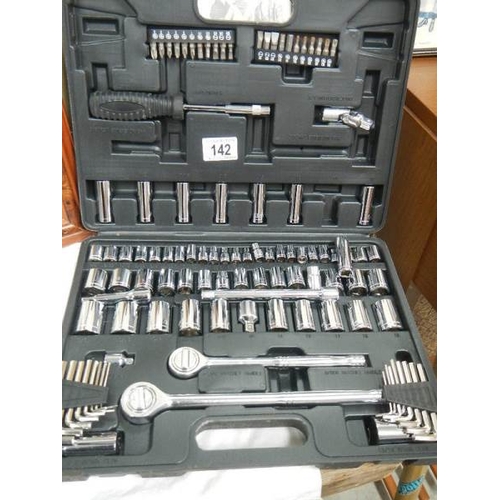 142 - A cased set of spanners.