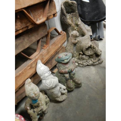 276 - 6 Garden gnomes and a quantity of ceramic garden pots.