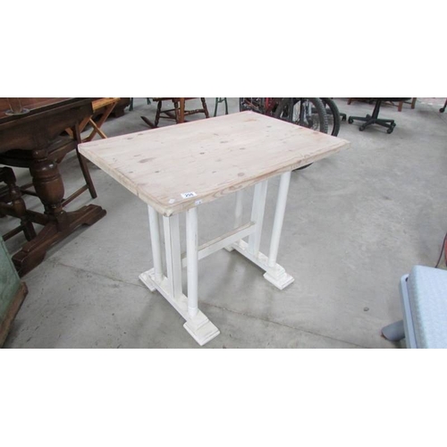 298 - A pine table.