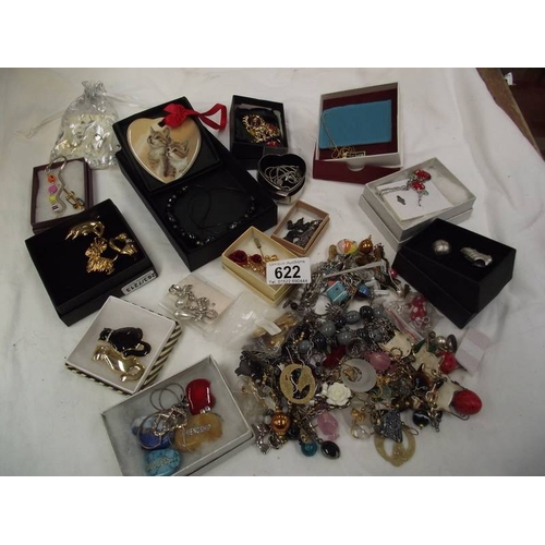622 - A mixed lot of novelty jewellery.