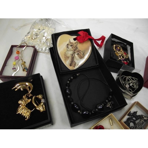 622 - A mixed lot of novelty jewellery.