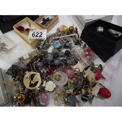 622 - A mixed lot of novelty jewellery.