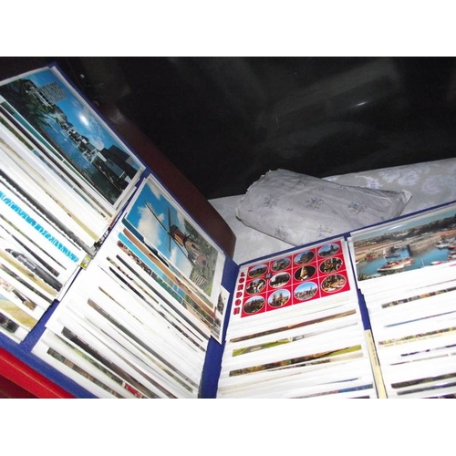 318 - A large quantity of mainly late 20th century albums of postcards.