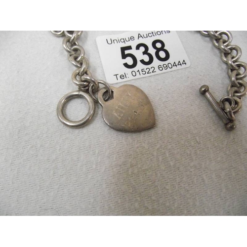 538 - A silver heart (bracelet) on a metal bracelet.