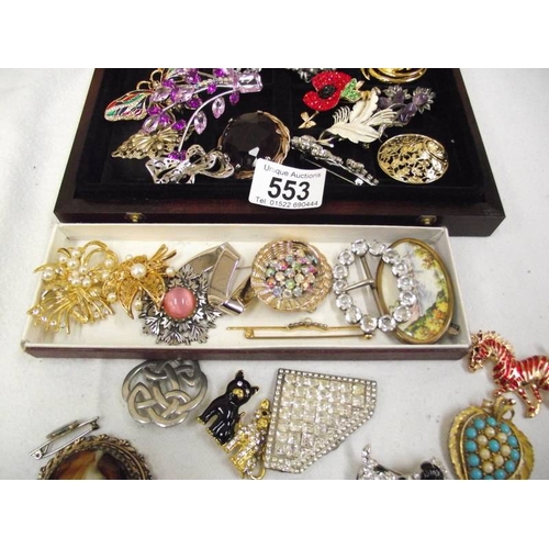 553 - A good lot of vintage and modern brooches.