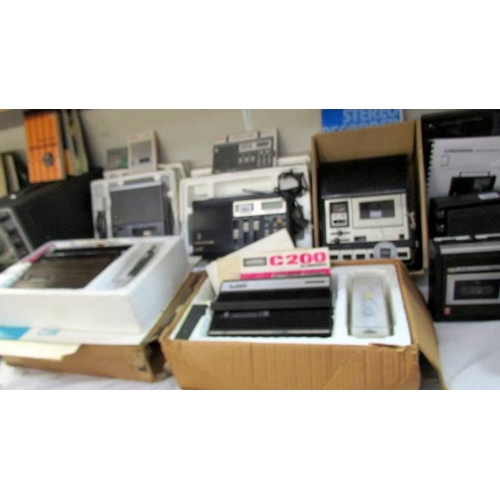 1061 - 4 Grundig cassette players, C200, C 200 de luxe, CR485, CR560 and Satellit 300 radio, all boxed and ... 