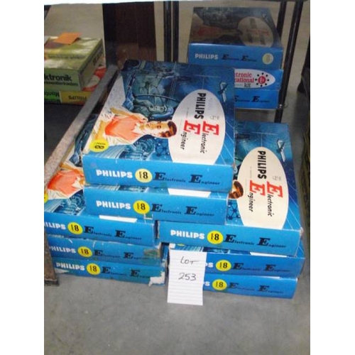 253 - 8 philips EE8 electronic engineer sets, some components may be missing so being sold as seen, collec... 