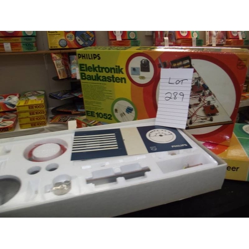 289 - 3 Philips electronic kits, EE1050 and 2 x EE1052, all 3 sealed inside, being sold as seen, collect o... 