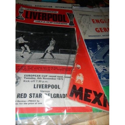 4 - A very interesting lot of football memorabilia on 2 shelves, in excess of 40 books in total, all in ... 