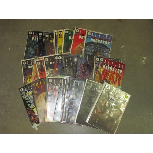 2002 - Approx 40 Alien and Aliens related comics Dark Horse including sets Earth War, Hive, vs Predator etc