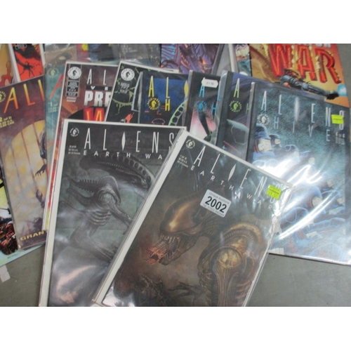 2002 - Approx 40 Alien and Aliens related comics Dark Horse including sets Earth War, Hive, vs Predator etc