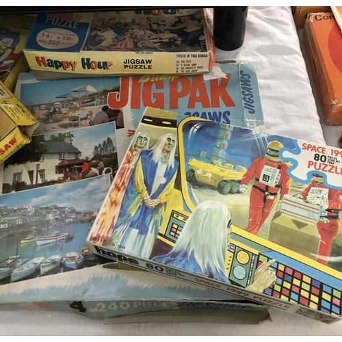 417 - A quantity of vintage jigsaws including Supercar, Fireball XL-5 & Space 1999 etc. Completeness unkno... 