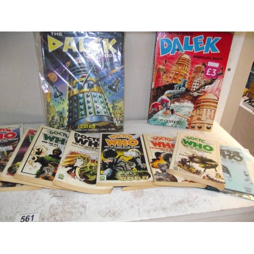 561 - A quantity of Doctor Who annuals and paperback books.