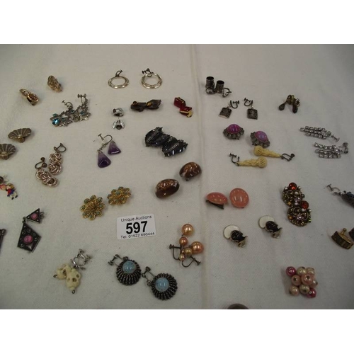 597 - A mixed lot of vintage clip-on earrings.