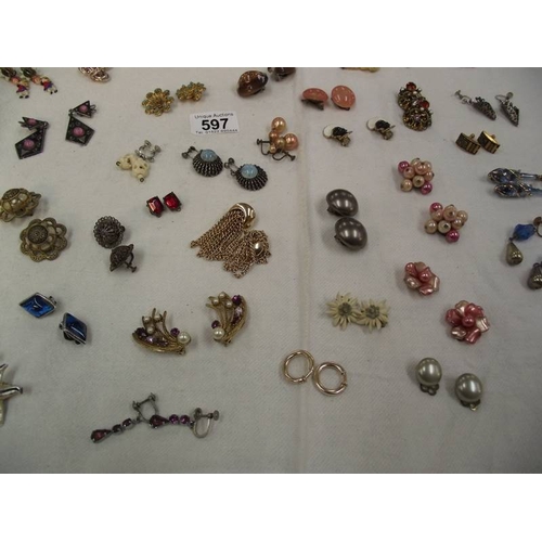 597 - A mixed lot of vintage clip-on earrings.