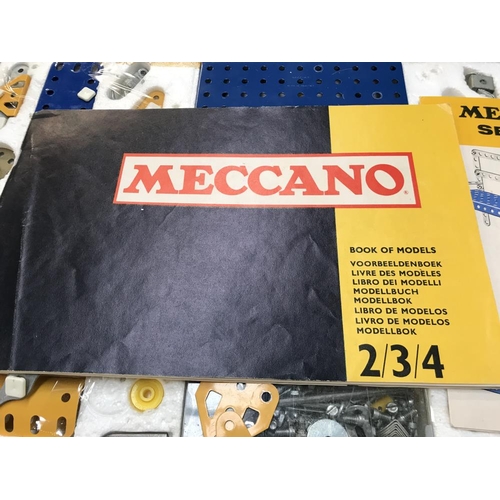 336 - Meccano set 4M & 5, both unchecked but with many pieces