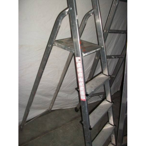 509 - 2 Aluminium step ladders.