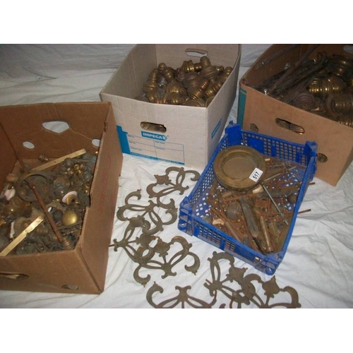 517 - A good collection of old brass bed parts.