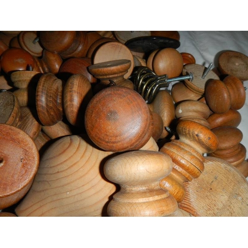 521 - A large box of mainly pine knobs and legs, most with screws.