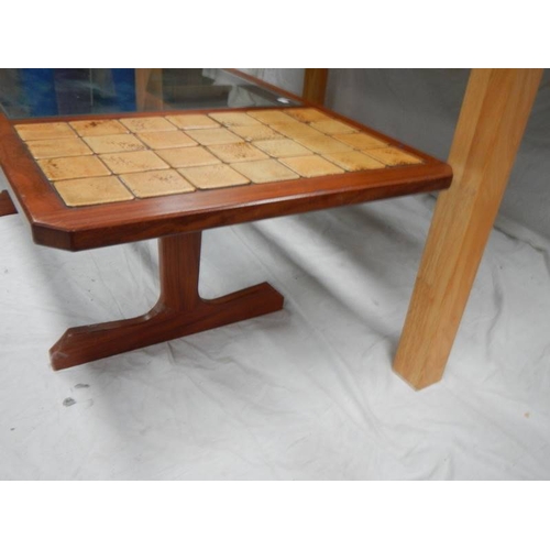 534 - A 3 piece marble top pine table (L 140 x W 74 x H 80 cm) and a glass top coffee table (138 x 57 cm).