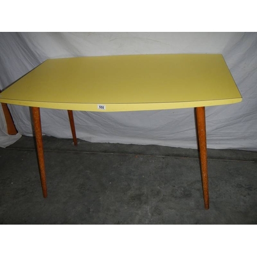 555 - A good pine legged melamine topped 1960's style dining table, 121 x 75 x 76 cm.