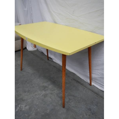 555 - A good pine legged melamine topped 1960's style dining table, 121 x 75 x 76 cm.