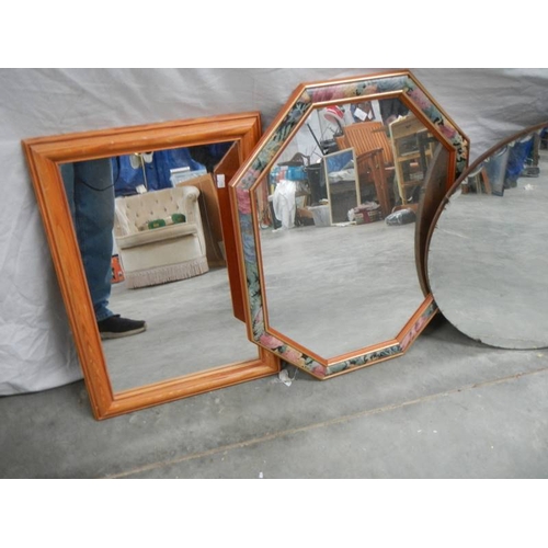 561 - 6 mirrors in various shapes and sizes.