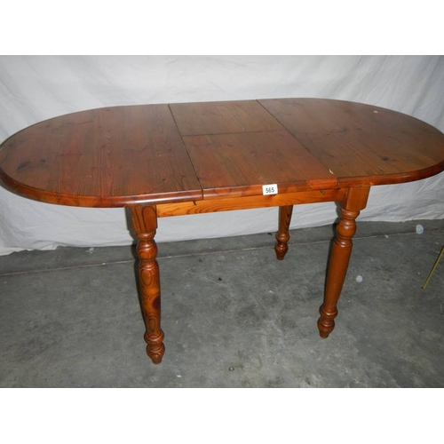 565 - An oval teak extending table, 127 cm (open), 110 cm (closed) x 80 x 74 cm.