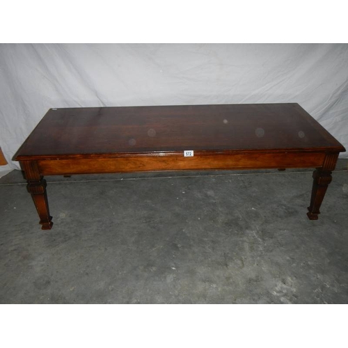 572 - An oak ''Long John'' coffee table in fine condition, L 75, W 65, H 42 cm.