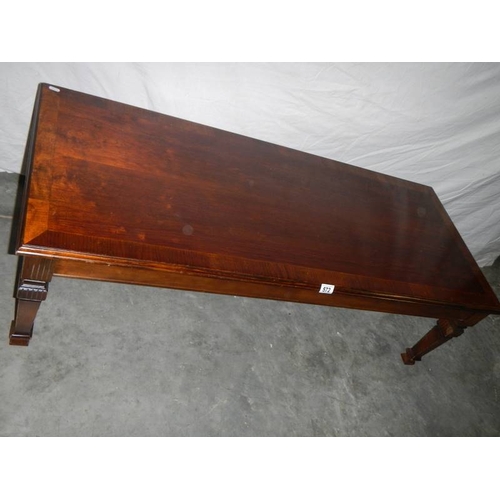 572 - An oak ''Long John'' coffee table in fine condition, L 75, W 65, H 42 cm.