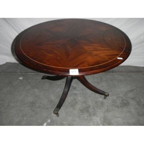 577 - A good circular mahogany table with string inlay, 74 cm diameter.