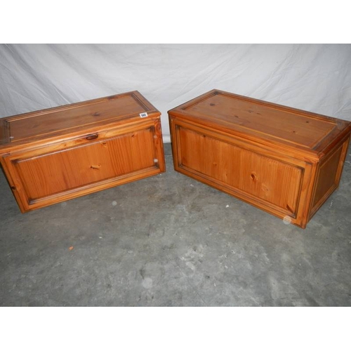 580 - 2 pine blanket boxes with removable lids, 80 x 40 x 40 cm.