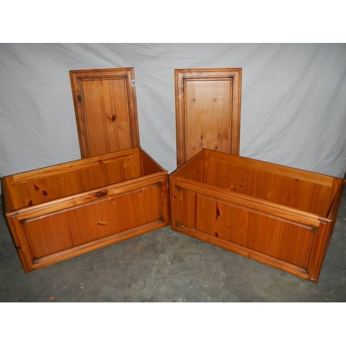 580 - 2 pine blanket boxes with removable lids, 80 x 40 x 40 cm.