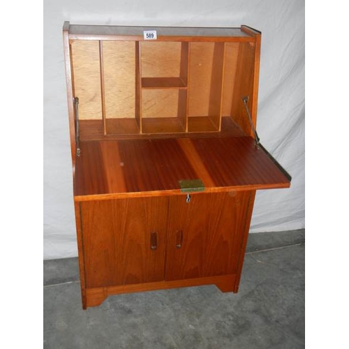 589 - A low child's bureau, 61 x 100 x 30 cm.