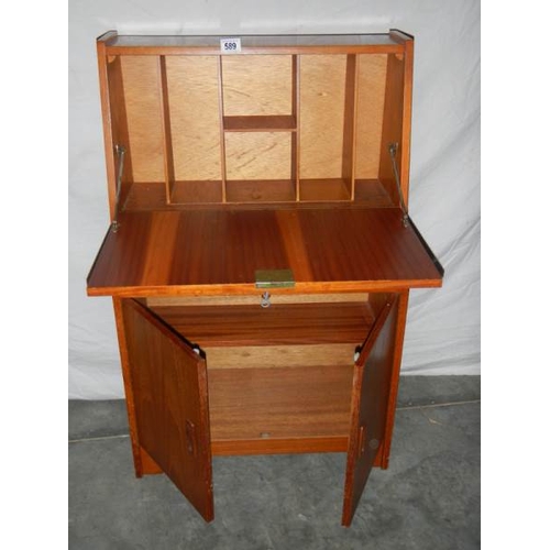 589 - A low child's bureau, 61 x 100 x 30 cm.