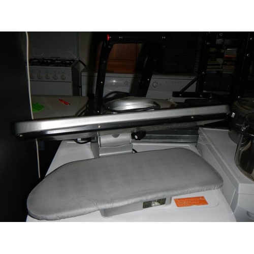 632 - An E + R classic ultra compact press model SP-16, teflon no-stick, presses wool, silk, nylon, cotton... 