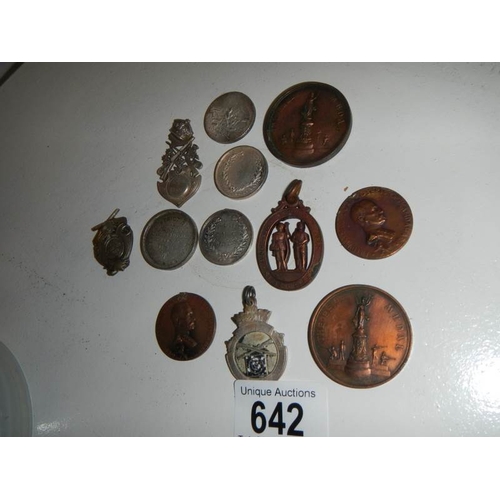 642 - A mixed lot of metal discs including 6 silver (52 grams).