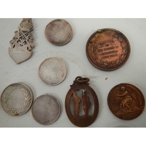 642 - A mixed lot of metal discs including 6 silver (52 grams).