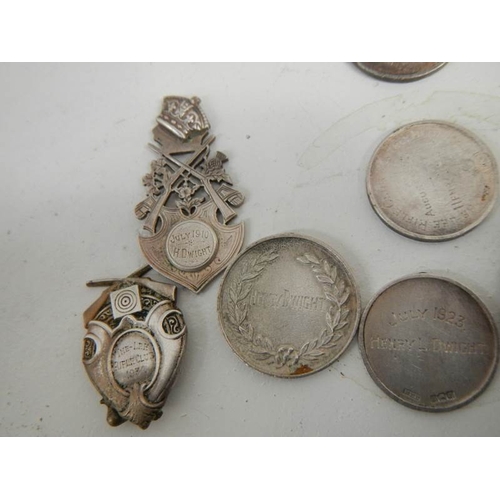 642 - A mixed lot of metal discs including 6 silver (52 grams).