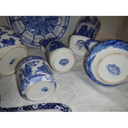 677 - 7 pieces of blue and white china.