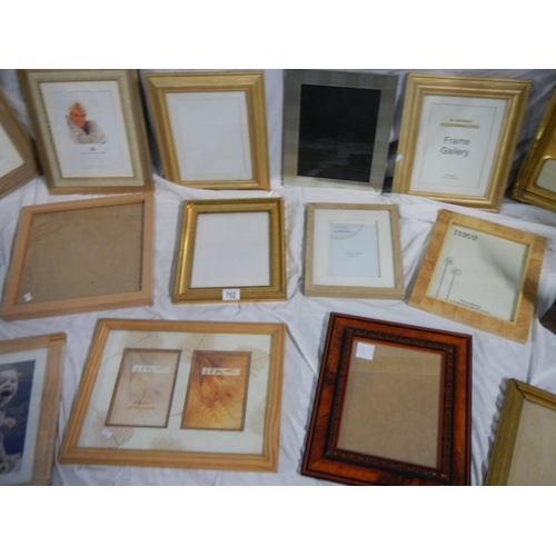 702 - 18 new photograph frames.