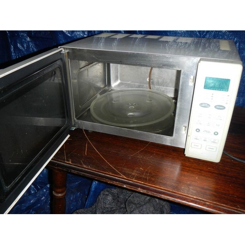 746 - A cream Matsui microwave oven.