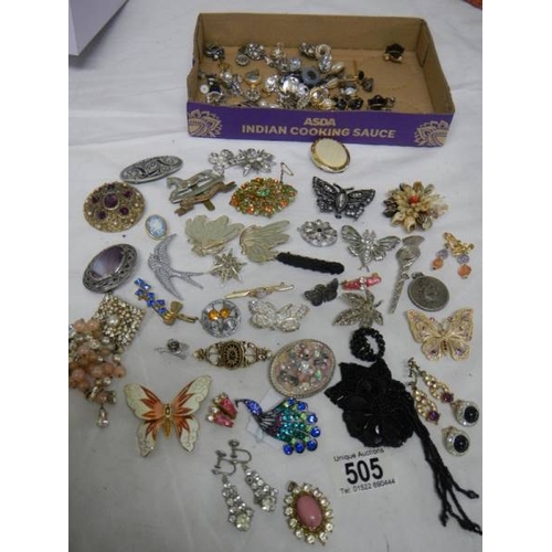 505 - A mixed lot of jewellery including necklaces, brooches, earrings etc. (Approximately 40 items).