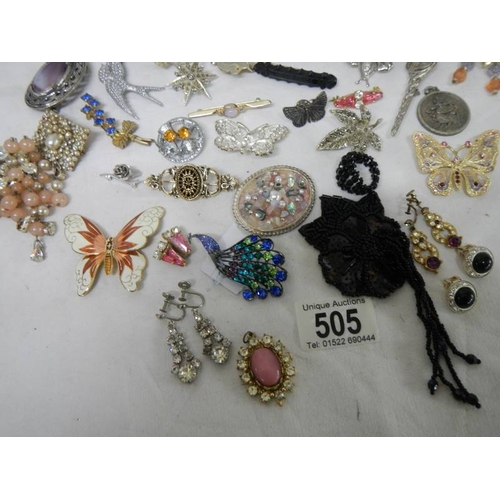 505 - A mixed lot of jewellery including necklaces, brooches, earrings etc. (Approximately 40 items).