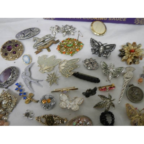 505 - A mixed lot of jewellery including necklaces, brooches, earrings etc. (Approximately 40 items).