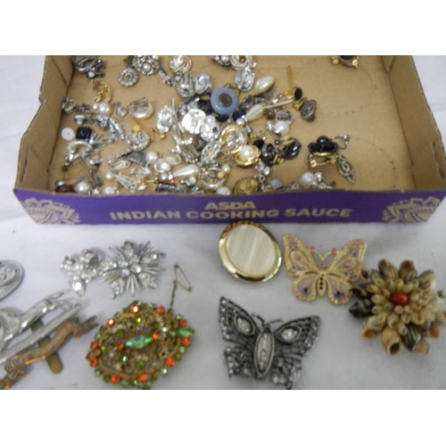 505 - A mixed lot of jewellery including necklaces, brooches, earrings etc. (Approximately 40 items).