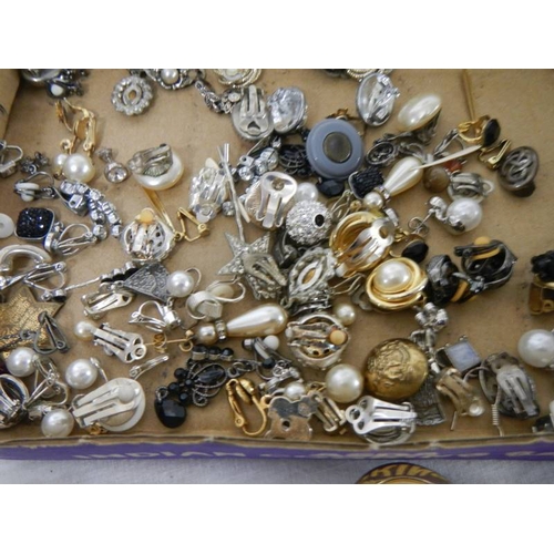 505 - A mixed lot of jewellery including necklaces, brooches, earrings etc. (Approximately 40 items).