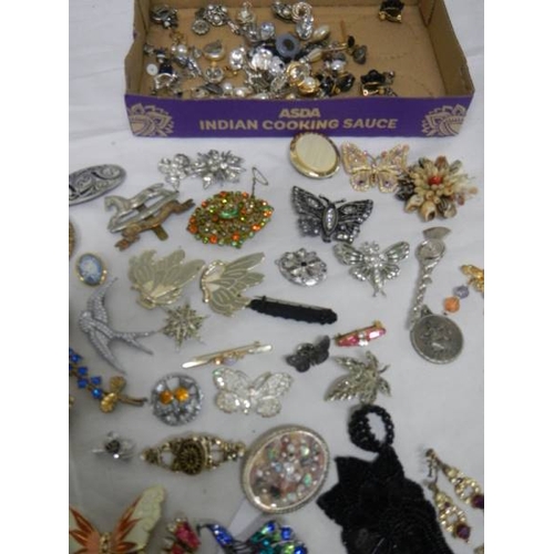 505 - A mixed lot of jewellery including necklaces, brooches, earrings etc. (Approximately 40 items).