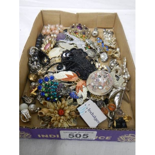 505 - A mixed lot of jewellery including necklaces, brooches, earrings etc. (Approximately 40 items).